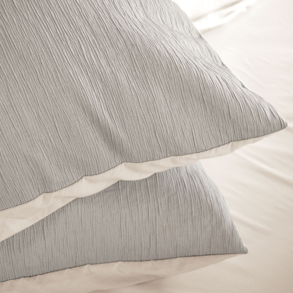 Linge de lit, coin d'une taie d'oreiller à finition volants